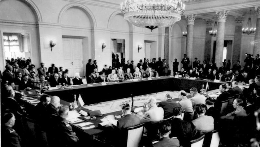 Pactul de la Varșovia sau Tratatul de la Varșovia, numit în mod oficial Tratatul de prietenie, cooperare și asistență mutuală a fost o alianță militară a țărilor din Europa Răsăriteană și din Blocul Răsăritean, care voiau să se apere împotriva amenințării pe care o percepeau din partea alianței NATO (care a fost fondată în 1949). Crearea Pactului de la Varșovia a fost grăbită de integrarea Germaniei de Vest „remilitarizată” în NATO prin ratificarea de către țările ocidentale a Înțelegerilor de la Paris. Tratatul de la Varșovia a fost inițiat de către Nikita Hrușciov în 1955 și a fost semnat la Varșovia pe 14 mai 1955. Pactul și-a încetat existența pe 3 martie 1991 și a fost în mod oficial dizolvat la întâlnirea de la Praga, pe 1 iulie 1991 - foto: cersipamantromanesc.wordpress.com