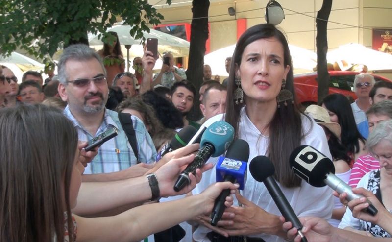 Protest pentru renumărarea voturilor în sectorul 1. Clotilde Armand a venit printre manifestanţi, 11 iunie 2016 - foto: epochtimes.ro