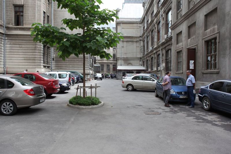 Curtea interioara a Universitatii din Bucuresti - Scoatem masinile sa intre oamenii! - foto: romaniacurata.ro