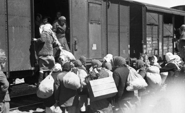 Al doilea val de deportări (5-6 iulie 1949), oamenii urcă în „trenul morții” (numit astfel pentru condițiile inumane pe care le-au îndurat deportații - foto: timpul.md