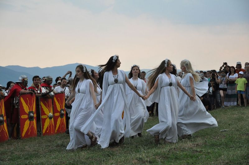 Sânzienele la Festivalul cetăților dacice Cricău 2013 - foto preluat de pe ro.wikipedia.org