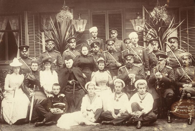 O adunare a membrilor familiei Romanov în 1892, la Krasnoe Selo. (Rândul din față) Marea Ducesă Xenia, Marea ducesă Maria Pavlovna cea tânără, Marea Ducesă Elena Vladimirovna, Marea Ducesă Alexandra Iosifovna, Împărăteasa Maria Feodorovna, Țatul Alexandru al III-lea, Marele Duce Michael Nikolaevich și Marele Duce Paul Alexandrovich. (rândul din spate) Ducele Carl Michael și Georg de Mecklenburg Stretlitz (stră-strănepot al Țarului Pavl I), Marele Duce Konstantin Konstantinovich, sora sa Olga Regina Hellenilor, Tsarevcih Nicholas (mai târziu Țarul Nicolae al II-lea), Marele Duce Vladimir Alexandrovich, Marele Duce Dimitri Constantinovich (cu pălăria albă), Ducele Peter de Oldenburg (stră-strănepot al Țarului Pavel I), și George Maximilianovich, Duce de Leuchtenberg (stră-strănepot al Țarului Nicolae I).(Rândul din spate) Marele Duce Sergei Mikhailovich, Marele Duce Nicholas Nicholaievich cel tânăr, Ducele Alexandru de Oldenburg. Băieții din față sunt Marele Duce Alexei Mikhailovich (în uniforma militara neagră), Marele Duce Michael Alexandrovich și frații săi Marele Duce Andrei și Marele Duce Boris Vladimirovich de Rusia - foto preluat de pe ro.wikipedia.org