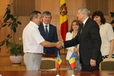 Directorii întreprinderilor Moldelectrica și Transelectrica, Ghenadie Dimov și Toni Teau, au semnat Acordul de colaborare în domeniul energiei electrice între cele două întreprinderi - foto: infoprut.ro