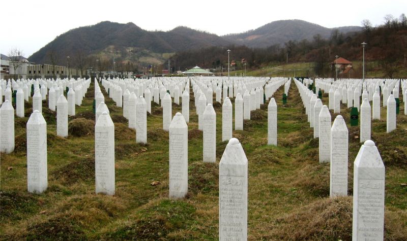 Cimitirul de la Memorialul Victimelor Genocidului din Srebrenica-Potočari - foto: ro.wikipedia.org
