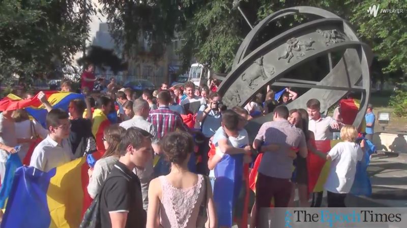 "Am venit să te salut, frate de peste Prut!"- Înfrăţire simbolică la kilometrul 0 al Capitalei - foto: captura video - epochtimes-romania.com