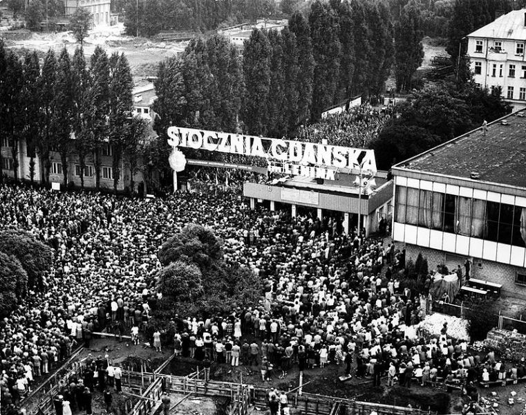 Vedere de sus, Poarta nr 2 din șantierul naval Gdansk-le. Lenin și mulțimile de greviștii ai Solidaritatii, locuitorii din Gdańsk - foto preluat de pe ro.wikipedia.org
