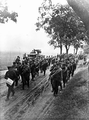 Forțele sovietice mărșăluind în Polonia în 1939 - foto preluat de pe ro.wikipedia.org