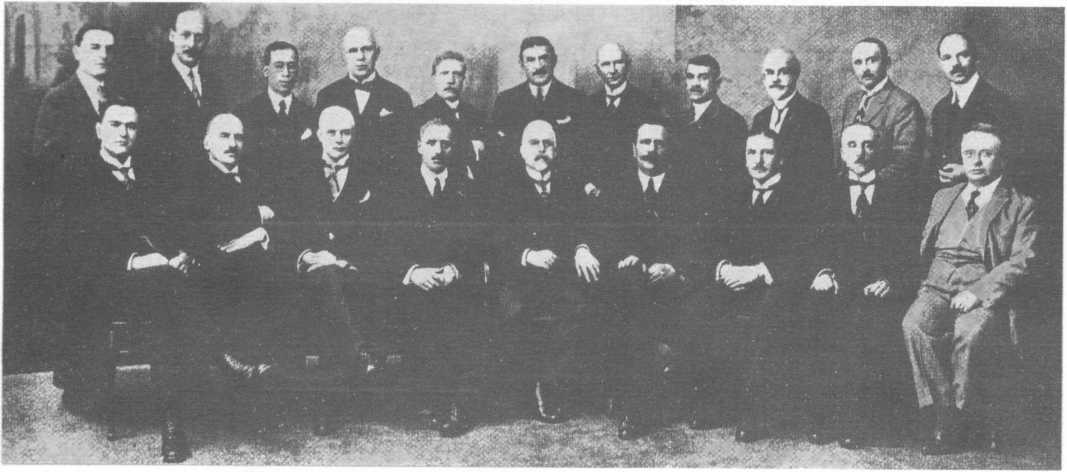 Dr. Johann Schober, primul președinte al Interpol, si colegii sai - liderii de poliție la al treilea Congres Internațional al Poliției Criminale, din Viena, în 1924, la un an după crearea organizației în capitala austriacă. Dr. Oscar Dressler - primul secretar general al ICCP, care a lucrat în perioada dominației naziste în al doilea război mondial (al doilea din stânga în rândul din spate) - foto: coollib.com