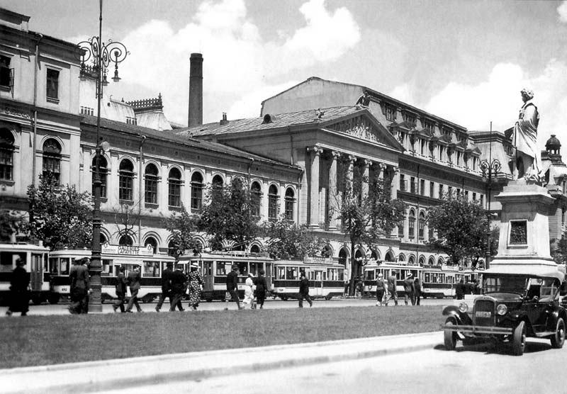 Clădirea principală a Universităţii din Bucureşti în perioada interbelică cu vechea clădire a Facultății de Istorie, creaţie a lui Alexandru Orăscu - foto preluat de pe ro.wikipedia.org