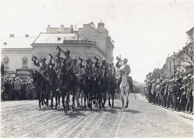 Romanian troops marching in Transylvania (Regimentului 16 Dorobanți ”Fălticeni” la Cluj, 1918 - conform neamulromanescblog.wordpress.com) - foto preluat de pe en.wikipedia.org