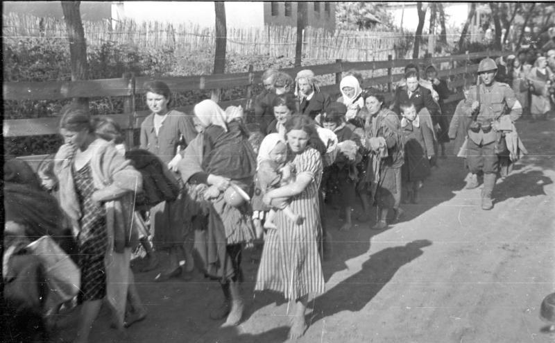 Evrei deportaţi în Transnistria sub supravegherea unui soldat român - foto preluat de pe ro.wikipedia.org