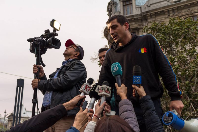 George Simion este, printre altele, activist civic și militant pentru Unirea cu Republica Moldova. Cu un masterat în Istoria comunismului românesc, este pasionat de trecutul neamului românesc și felul în care putem învăța din el. Într-o lume din ce în ce mai dezinteresată de valorile naționale, crede că patriotismul și puterea societății civile unite poate face diferența pentru o Românie mai bună  - foto: facebook.com