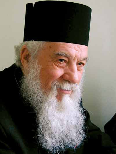Gheorghe Calciu-Dumitreasa (n. 23 noiembrie 1925, Mahmudia, județul Tulcea, d. 21 noiembrie 2006, Washington) a fost un preot ortodox român, dizident anticomunist și luptător pentru drepturile omului - foto preluat de pe ro.wikipedia.org