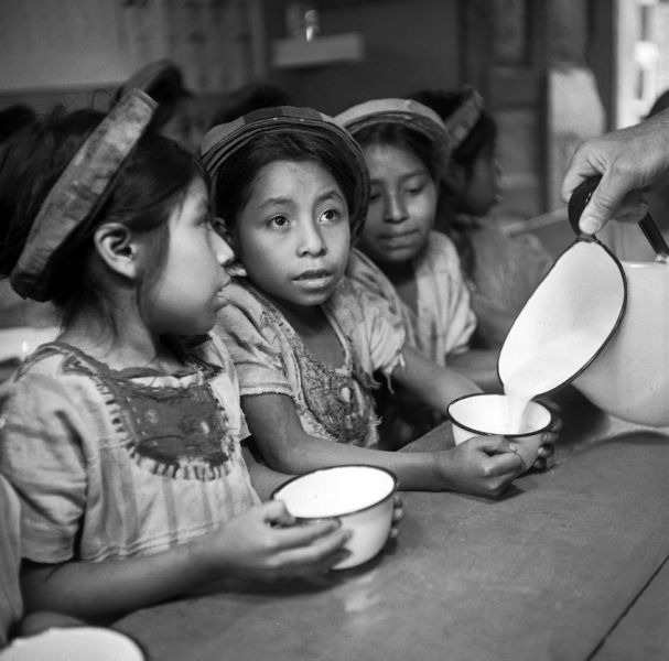 1953 - UNICER changes name but continues as champion of children (UN Photo?GG) - foto preluat de pe research.un.org
