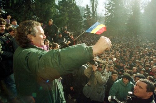 Câteva mii de mineri conduşi de Miron Cozma, au pornit într-un marş de protest neautorizat, spre Bucureşti - foto: Dragoş Cristescu / Mediafax Foto