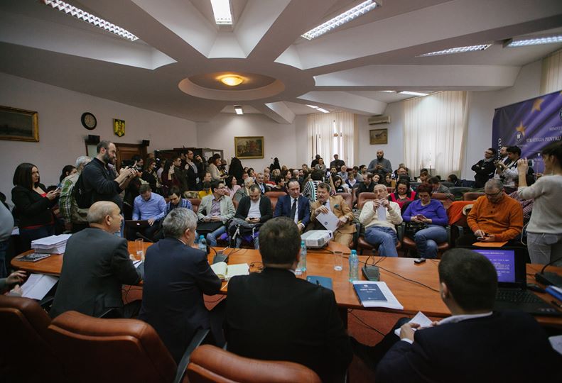 Dezbatere publică privind proiectul de Ordonanță de urgență a Guvernului pentru modificarea și completarea Codului Penal și a Codului de Procedură Penală și proiectul de Ordonanță de urgență a Guvernului privind grațierea unor pedepse (Sala în care a avut loc dezbaterea publică, Bucuresti, Ministerul Justitiei, 30 ianuarie 2017) - foto: Vlad Petri