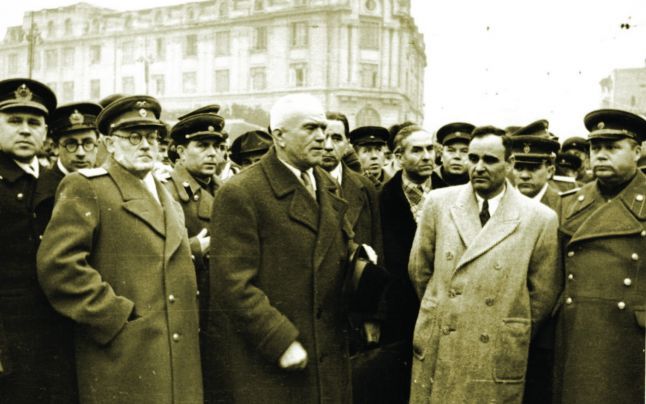 Andrei Vîşinski, Petru Groza şi Gheorghe Gheorghiu-Dej, la 14 martie 1945 - foto preluat de pe cersipamantromanesc.wordpress.com