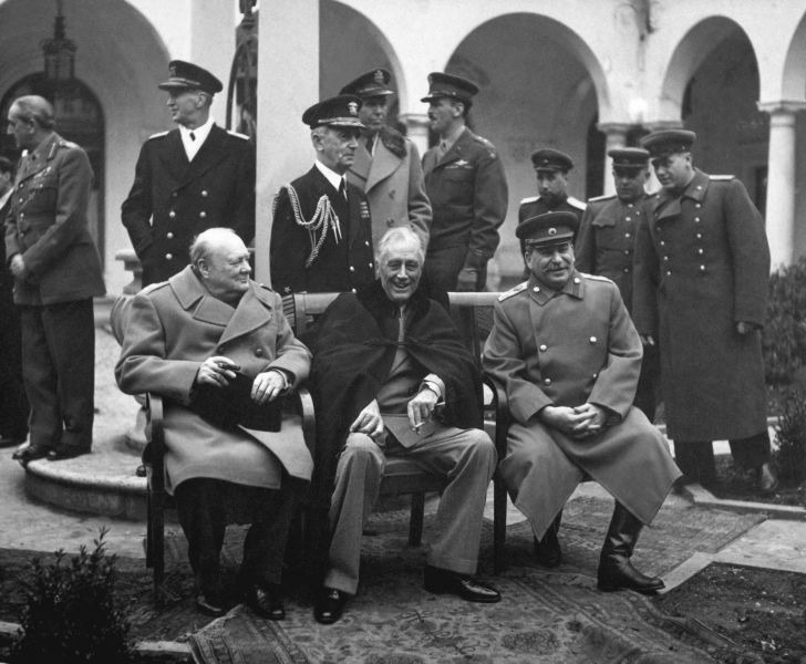 „Cei trei mari” la Conferința de la Yalta (4 – 11 februarie 1945), Winston Churchill, Franklin D. Roosevelt și Joseph Stalin. În spatele lor stau, din stânga, feldmareșalul Sir Alan Brooke, amiralul de flotă Ernest King, amiralul de flotă William D. Leahy, generalul de armată George Marshall, generalul-maior Laurence S. Kuter, generalul Aleksei Antonov, viceamiralul Stepan Kucherov și Amiralul Flotei Nikolay Kuznetsov - foto preluat de pe ro.wikipedia.org