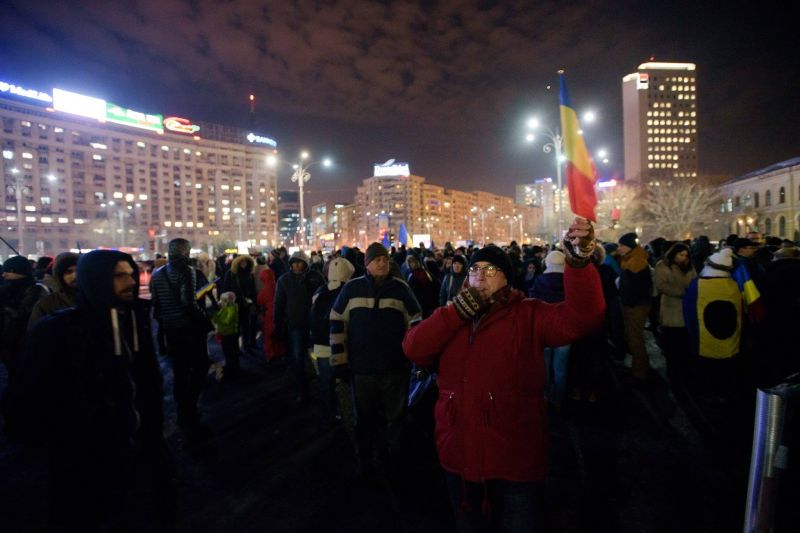 Piața Victoriei, din nou vibrantă. [ziua a 11-a - 10 februarie 2017] 
#rezist - foto: Mihuț Savu