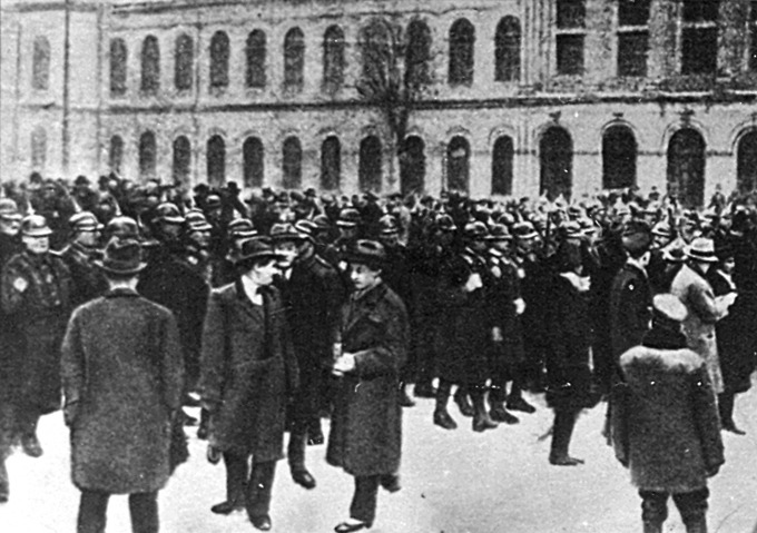 Bucuresti 1933 - jandarmi si studenti in Piata Universitatii - foto: art-historia.blogspot.ro