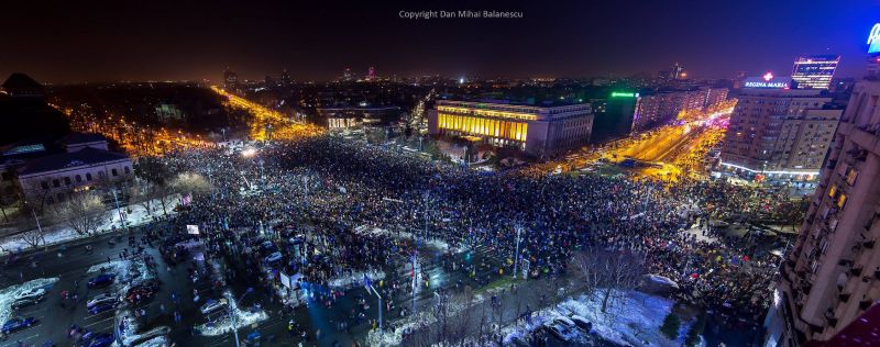 Protest „NU Legii Gratierii Si Amnistiei” (Bucuresti, 3 Februarie 2017, aproximativ 100.000 de oameni in Piata Victoriei) - foto: Dan Mihai Balanescu