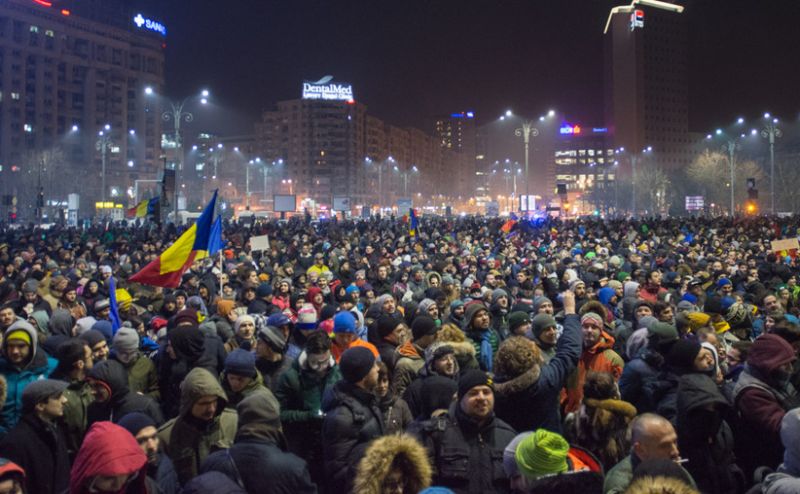 Protest „NU Legii Gratierii Si Amnistiei” (Protest spontan la Guvern după adoptarea, pe şest, a ordonanţelor elefant, București, 31 ianuarie 2017) - foto: epochtimes-romania.com