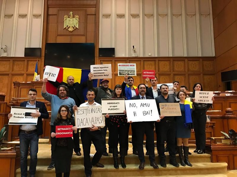 "Mesajul societății in Parlamentul României" (Protestul parlamentarilor USR in Parlamentul Romaniei - 2 februarie 2017) - foto: facebook.com