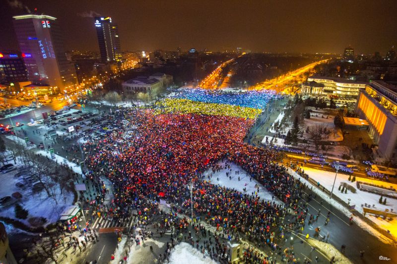 Lumina tricolorului. Protestul din 12 februarie 2017. București, Piața Victoriei - foto: Octav Dragan