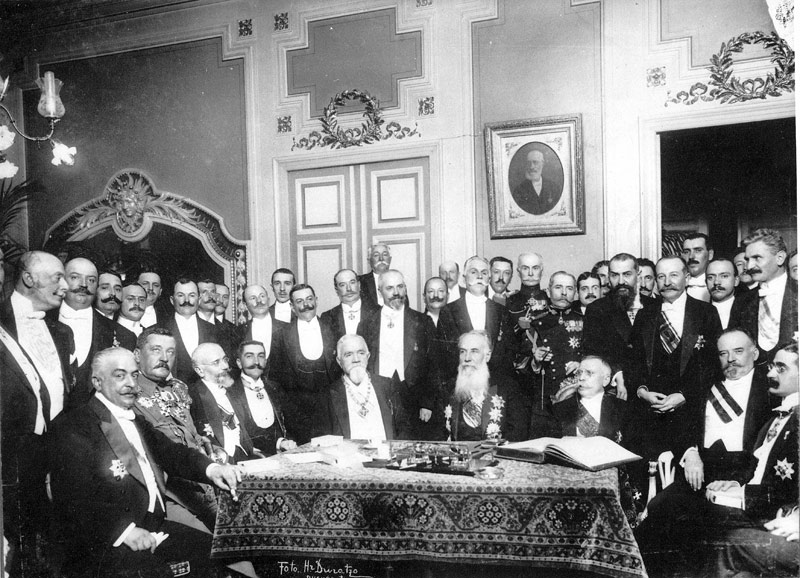 Membrii Sfatului Ţării, sala în care s-a semnat Actul Unirii Republicii Democrate Moldoveneşti (succesoarea guberniei Basarabia, fostă parte compnentă a Ţării Moldovei) cu Ţara Mamă (România), 27 martie 1918 (stil vechi) - foto preluat de pe istoria.md