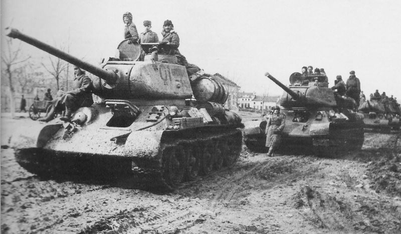 Tancuri sovietice T-34/85 oprite în timpul înaintării, 1944 - foto preluat de pe ro.wikipedia.org