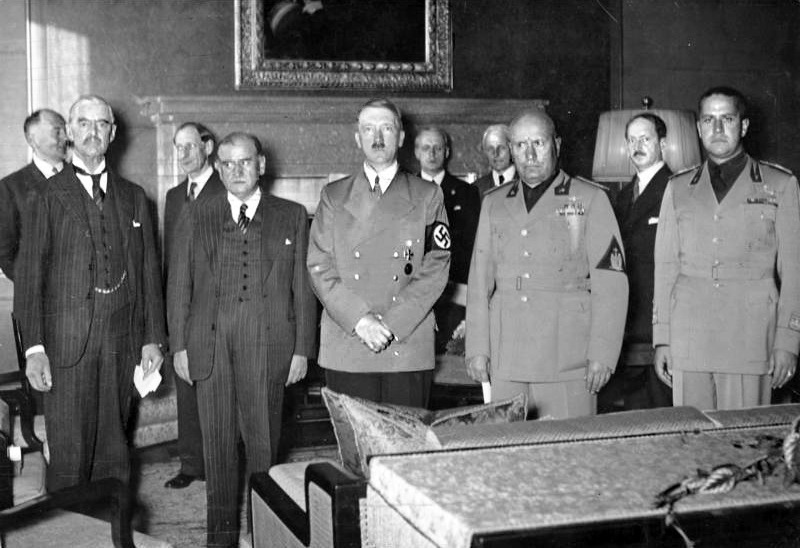 De la stânga la dreapta: Chamberlain, Daladier, Hitler, Mussolini şi Ciano fotografiaţi înainte de a semna Acordul de la München, care a dat Regiunea Sudetă Germaniei - foto preluat de pe ro.wikipedia.org