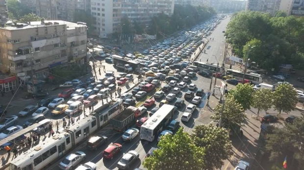 Traficul în Bucureşti - foto: b365.ro