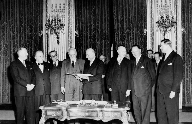 Fotografie istorică de la semnarea Tratatului de la Paris la 18 aprilie 1951, marcând înființarea Comunității Europene a Cărbunelui și Oțelului (CECO) de către miniștrii de externe ai celor șase state fondatoare.