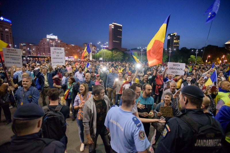 Protest "NU gratierii coruptilor - OUG 13 revine. Si noi!" (3 mai 2017 - Ziua 93) - foto: Mihuț Savu / Epoch Times România