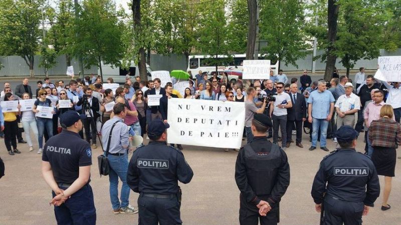 Protest în faţa Parlamentului de la Chişinău împotriva modificării sistemului electoral 05.05.2017 -
 foto: The Epoch Times Romania