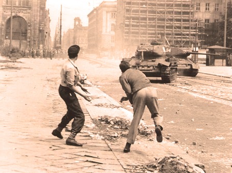 Iunie 1953, revolta proletara din Berlinul de Est: “Ich war, ich bin, ich werde sein!” - foto preluat de pe www.contributors.ro