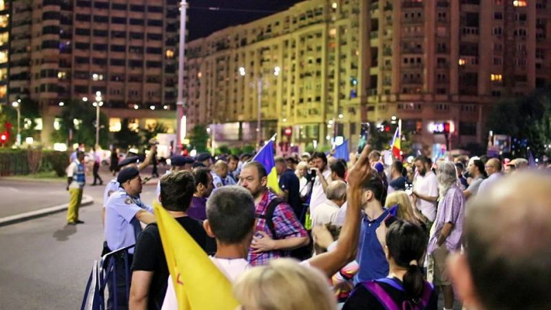 Ziua 205. "Românii apără justiţia de penali!" Protestatarii din Piaţa Victoriei fac apel la mobilizare - foto: Epoch Times Romania