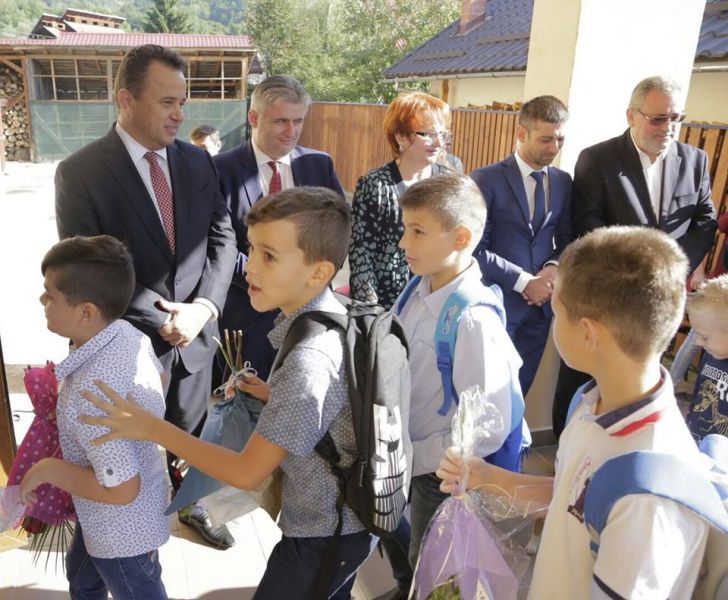 USR: 
Anul școlar între entuziasmul copiilor și pregătirile “pe genunche” ale ministrului Pop - foto: facebook.com