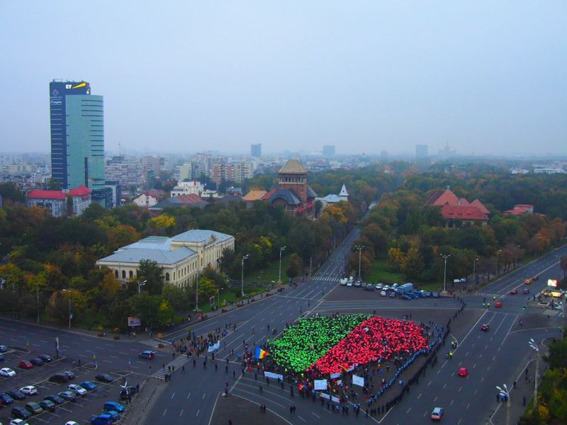 13 octombrie 2013: Protest "Salvaţi Roşia Montană", în București, Piaţa Victoriei: Aproximativ 3.000 de oameni au format logo-ul campaniei "Salvaţi Roşia Montană" - foto: facebook.com