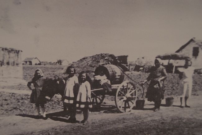 Imagini prezentate la dubla expozitia intitulata “Rusaliile Negre: Deportarea in Baragan -- Memoria ca forma de justitie.” In poza de fata este surprins transportul apei in Valea Viilor, 1952." - foto preluat de pe Epoch Times Romania