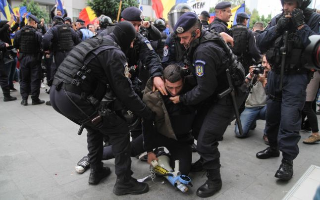 "Violentul" George Simion şi câinii de pază ai democraţiei la Marșul Unirii: LUPTĂ pentru Basarabia! (22 Octombrie 2016) - foto preluat de pe adevarul.ro