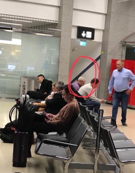 PASSENGER DRAGNEA. Suntem în aeroportul din Viena, colegi de avion cu Dragnea însuși. Am crezut că e coincidență de nume când l-au strigat la poartă. E mai gras decât mi-l aminteam. M-am dus la el și, de la o distanță respectuoasă, i-am zis: „De aici, noi mergem direct în piața Victoriei. Să știți că n-o să câștigați. O să vă mănânce pușcăria.” M-a întrebat „ce să câștig?” Un acces de patetism m-a împins să zic „războiul împotriva poporului român”. S-a crucit. I-am zis că va avea nevoie de mult mai multe cruci. 
Ne vedem curând, în stradă. #rezist
FYI cursa Austrian Airlines aterizează la 20.10, dacă aveți chef de un Flashmob - foto preluat de pe facebook.com