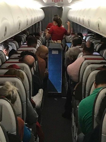 Marius Vintilă in avion cu Liviu Dragnea - foto preluat de pe facebook.com