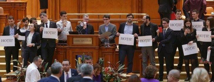 Luptă de gherilă în plenul Camerei Deputaților pentru a bloca adoptarea primei legi anti-justiție - foto preluat de pe www.facebook.com