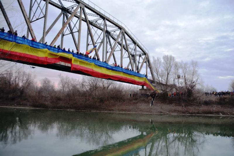 Anul Centenar la Prut (31 decembrie 2017)
"Pentru ultima zi din an și pentru prima zi din Anul Centenar am legat prin tricolor cele două maluri de Prut" - Credit foto: Iulia Modiga, Adrian Lupu