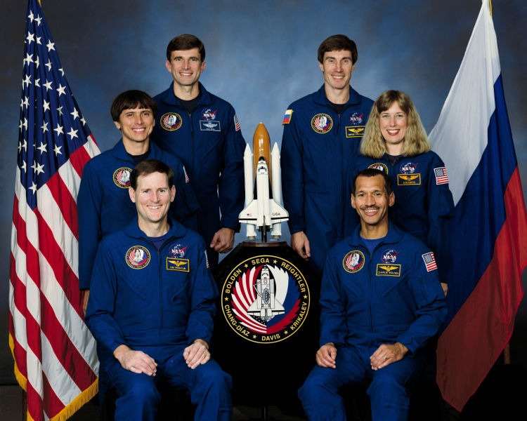 STS-60 - Five NASA astronauts and a Russian Cosmonaut take a break from training for their scheduled flight in space to pose for the traditional crew portrait. In the front (left to right) are Astronauts Kenneth S. Reightler Jr., and Charles F. Bolden Jr., pilot and commander, respectively. On middle row are Astronauts Franklin R. Chang-Diaz and N. Jan Davis, mission specialists. On back row are Astronaut Ronald M. Sega (left) and Russia's Sergei K. Krikalev, both mission specialists - foto preluat de pe en.wikipedia.org