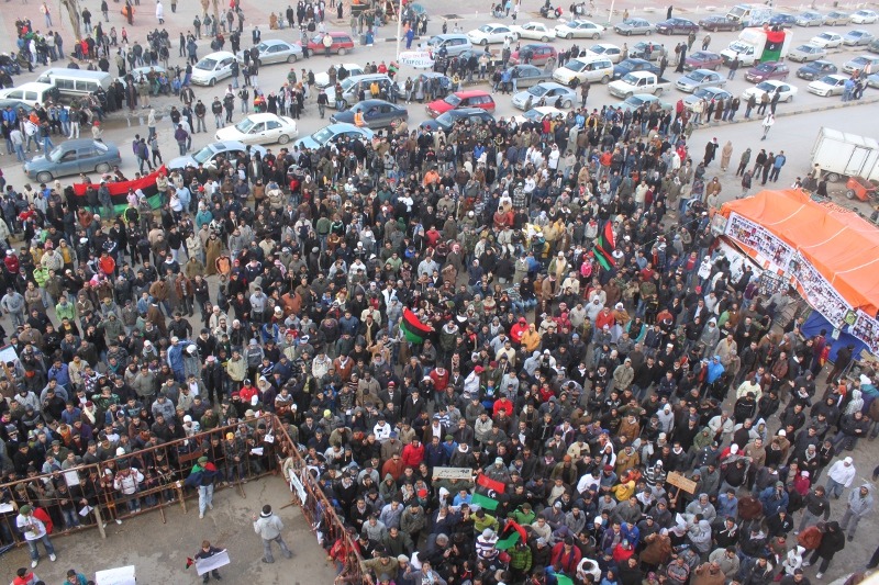 A few hundred anti-Gaddafi protesters in Benghazi, February 2011- foto preluat de pe en.wikipedia.org