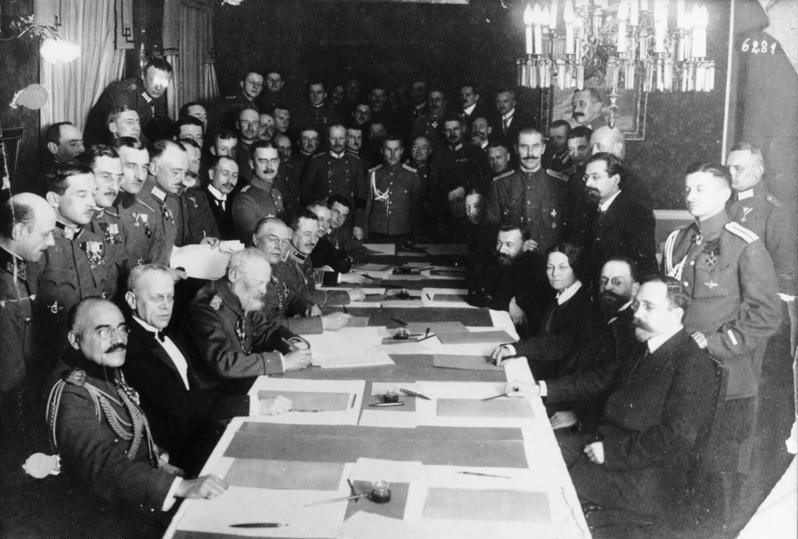 Tratatul de la Brest-Litovsk - Semnarea armistițiului între Rusia și Germania (3 martie 1918) - foto preluat de pe ro.wikipedia.org
