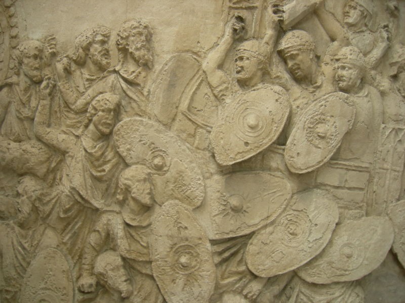 Primul Război Daco-Roman (101-102) - Battle scene. The Dacians (on the left) are attacking Trajan's men. From en:Trajan's Column; this is from the plaster-cast reproduction at the Museum of Romanian History in Bucharest, Romania - foto preluat de pe ro.wikipedia.org