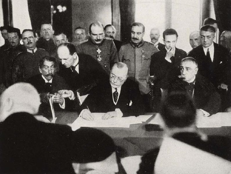 Romanian Prime-Minister Alexandru Marghiloman signing the treaty (7 May 1918)  - foto preluat de pe en.wikipedia.org